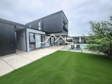 Colina, Parcela 5.000 m² con 3 viviendas, piscina, cancha y energía Image