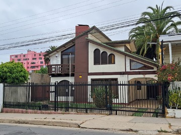 Casa en venta en Pedro Montt 900, Quilpué - 4 dormitorios, 4 baños