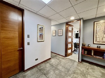 Oficina en arriendo mensual en Las Tranqueras/Las Condes, Las Condes - 3 dormitorios, 2 baños