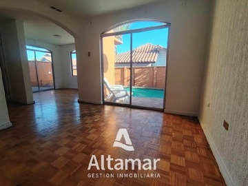 Casa en arriendo mensual en Entrar por calle gabriela mistral subiendo por cuatro esquinas, La Serena - 4 dormitorios, 2 baños