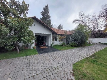 Casa en venta en 4 Dormitorios · 5 B / 10 Estacionamientos (70982), La Reina - 4 dormitorios, 6 baños