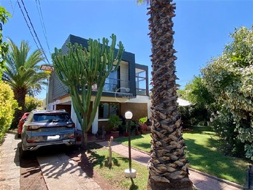 Casa en venta en Arquitecto Gabriel Ovalle / Los Cerezos, Ñuñoa - 5 dormitorios, 2 baños