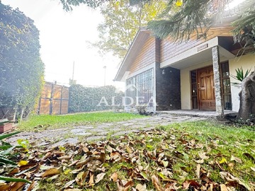 Casa en venta en Roberto Guzman, Las Condes - 4 dormitorios, 3 baños