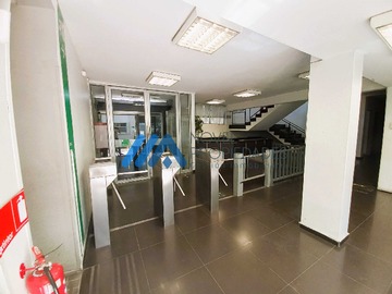 Local Comercial en arriendo mensual en Moderno edificio comercial Amoblado (171315), Santiago - 6 baños