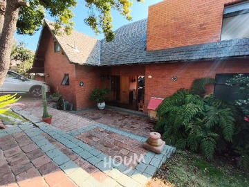 Casa en venta en Alvaro Casanova, Peñalolén - 6 dormitorios, 5 baños