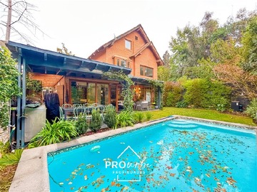 Casa en venta en María Monvel con Benjamín Subercaseaux, La Reina - 5 dormitorios, 5 baños