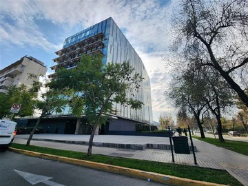 Oficina en venta en Los Domínicos con Villanova, Las Condes - 3 dormitorios, 2 baños