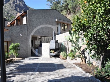 Casa en venta en Camino Huallalolen / Camino El Cajon, Lo Barnechea - 5 dormitorios, 5 baños