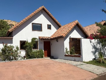 Casa en arriendo mensual en Sierra De Cabrera 10911, Colina, Santiago Metropolitan Region 9340000, Chile, Colina - 3 dormitorios, 2 baños