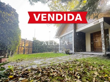 Casa en venta en Roberto Guzman, Las Condes - 4 dormitorios, 3 baños