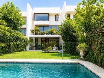 Casa en venta en Santa María con Gran Vía, Vitacura - 4 dormitorios, 4 baños