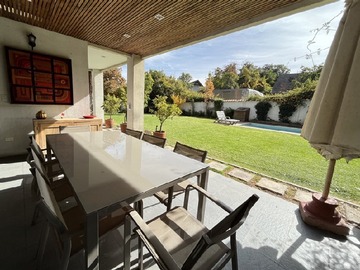 Casa en venta en Casa Casa con piscina En Condominio (no Perimetral) -terreno 713m2, Las Condes - 4 dormitorios, 4 baños