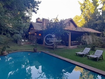 Casa en venta en Camino El Huinganal, Lo Barnechea - 5 dormitorios, 5 baños