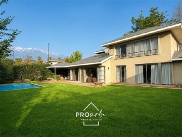 Casa en venta en Consistorial, Peñalolén - 6 dormitorios, 5 baños