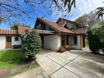 Casa en arriendo mensual en Las hualtatas/la aurora, Vitacura - 5 dormitorios, 3 baños