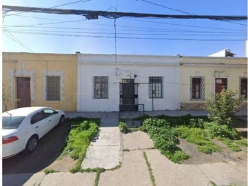 Casa en arriendo mensual en Arriendo casa en plaza yungay y parque de la familia, Santiago - 9 dormitorios, 3 baños