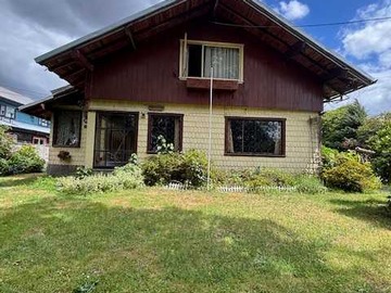 Casa en venta en Amplia casa a pasos dl centro de puerto varas (141907), Llanquihue - 4 dormitorios, 3 baños