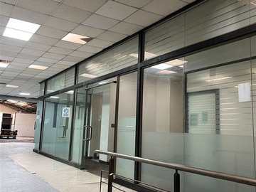 Galpón en arriendo mensual en Arriendo oficina con galpón. Se puede usar como bodega. No paga gastos comunes., Santiago - 3 baños