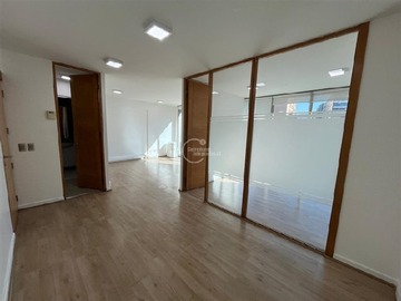 Oficina en arriendo mensual en Los Militares Manquehue Norte, Las Condes - 1 dormitorio, 1 baño