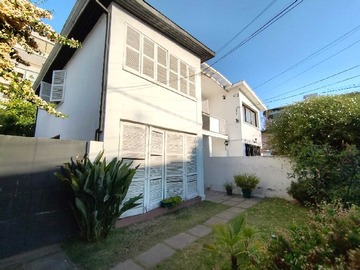 Casa en venta en Luminosa casa con excelente conectividad (144186), Las Condes - 4 dormitorios, 2 baños