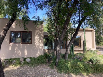 Casa en venta en Casa Solida Mediterráneo Rodeada de Grandes Árboles Nativos - 3 dormitorios, 2 baños