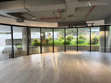 Local Comercial en arriendo mensual en Av Santa Maria 5888, Vitacura - 1 baño