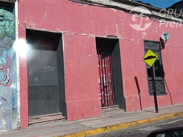 Casa en venta en Propiedad industrial con alto potencial en sector en desarrollo, Santiago - 8 dormitorios, 2 baños