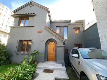 Local Comercial en arriendo mensual en Seminario/ Mujica, Ñuñoa - 4 baños