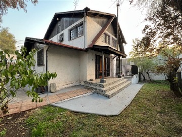 Casa en venta en Alvaro casanova con Avenida jose arrieta, Peñalolén - 5 dormitorios, 3 baños