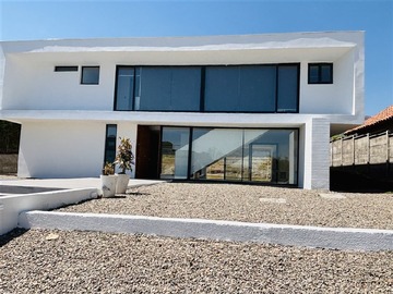 Casa en arriendo mensual en Condominio Los Rios, Colina - 4 dormitorios, 4 baños