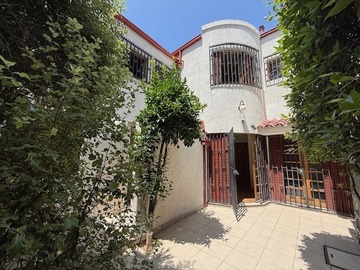 Casa en venta en 2 Casas/Oficinas recién remodeladas. Entradas independientes desde la calle. Patio y amplio subterráneo. Ernesto Reyes/ Av. Santa María, Providencia. Metro Salvador, Providencia - 8 dormitorios, 4 baños