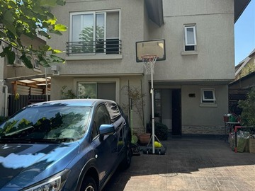 Casa en venta en Altos del Parque Norte / Consistorial, Peñalolén - 3 dormitorios, 3 baños