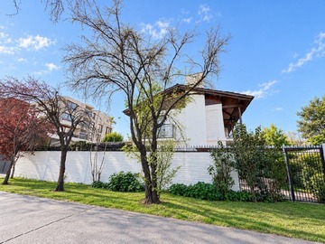 Casa en venta en MA - Nueva Hannover con Simón Bolívar, Metro Simón Bolívar Casa esquina 5Dorm 3 baños, estar, balcón, jardines, patio trasero con bodegas, acceso por 2 calles, Ñuñoa - 5 dormitorios, 3 baños