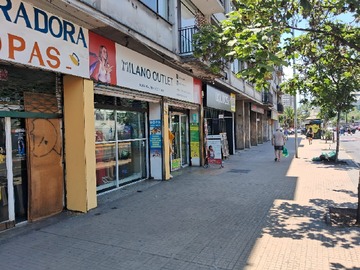 Local Comercial en arriendo mensual en Venta Local 102 M2 UF 9.330 Metro Irarrazaval Ñuñoa - 1 baño
