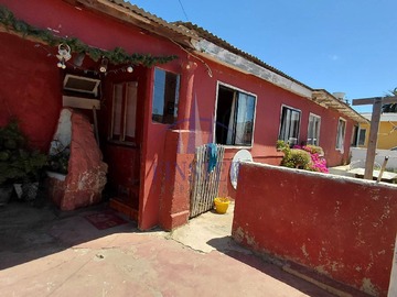 Casa en venta en Avenida Normandie 2410, Quintero, Región de Valparaíso 2490000, Chile, Quintero - 9 dormitorios, 3 baños