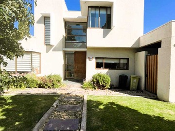 Casa en venta en Vivienda Moderna Ideal para Familias Grandes (170426), Colina - 4 dormitorios, 4 baños