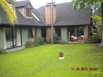 Casa en venta en Excente casa camino central / av. La dehesa, Lo Barnechea - 5 dormitorios, 3 baños
