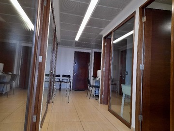 Oficina en arriendo mensual en Privados amoblados. (168937), Las Condes - 2 baños