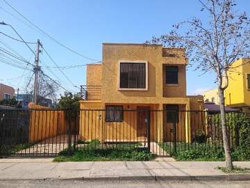 Casa en venta en Las Rosas 4269, Maipú - 2 dormitorios, 3 baños