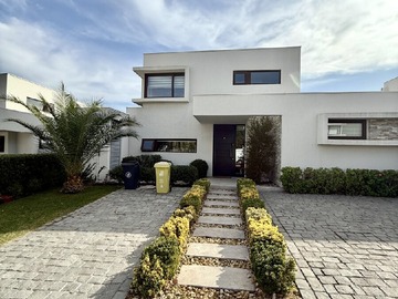 Casa en venta en Calle San anselmo con Padre Sergio Correa, Colina - 3 dormitorios, 3 baños