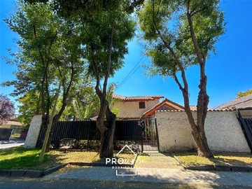 Casa en venta en Manuel Claro Vial, Las Condes - 4 dormitorios, 3 baños