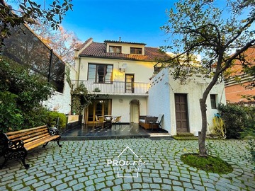 Casa en venta en Eliodora Yañez, Providencia - 6 dormitorios, 3 baños