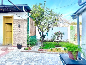 Casa en venta en Dos casas y local comercial Renato Zanelli (115062), Providencia - 6 dormitorios, 3 baños