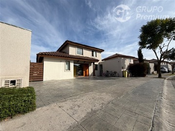 Casa en venta en Condominio Las Calandrias - Chicureo, Colina - 5 dormitorios, 3 baños