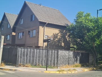 Casa en venta en Los Franciscanos 1691, Huechuraba - 3 dormitorios, 2 baños