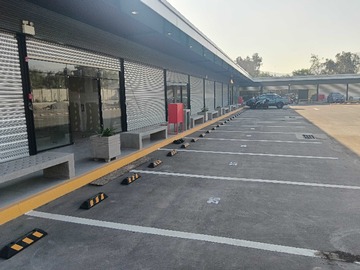 Local Comercial en arriendo mensual en Local Strip Center Piedra Roja (169273), Colina - 2 baños