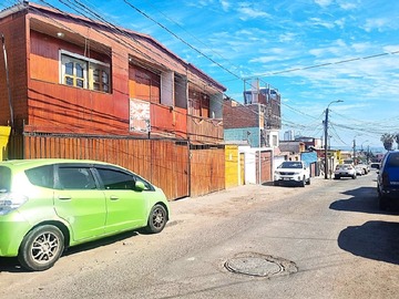 Casa en venta en A pasos de pedro prado y pedro gamboni, Iquique - 11 dormitorios, 3 baños