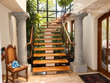 Casa en venta en Casa en Venta en a Dos Cadras de la Clinica Indisa - 6 dormitorios, 6 baños