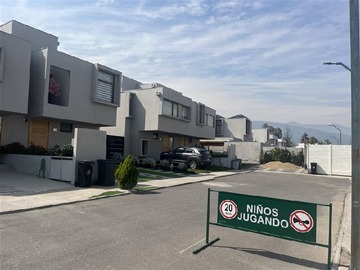 Casa en venta en Parque Alihuen, Colina - 3 dormitorios, 3 baños