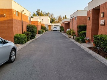 Casa en venta en Onofre Jarpa, La Reina - 5 dormitorios, 4 baños